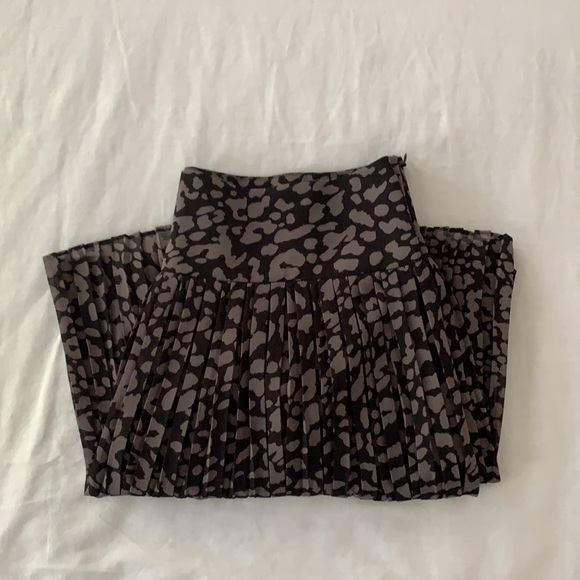 Ann Taylor Loft Black Animal Print Pleated Skirt - Picture 2 of 8
